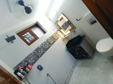 Master Bedroom in 3 BHK Builder Floor at Pitampura – for Rent