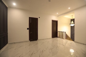 Room in 5 BHK Independent House at Sushant Vyapaar Kendra, Sector 43 – for Rent