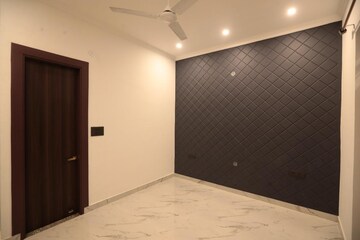 Room in 5 BHK Independent House at Sushant Vyapaar Kendra, Sector 43 – for Rent