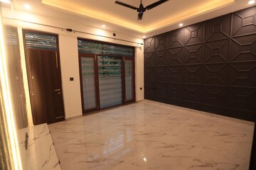 Room in 5 BHK Independent House at Sushant Vyapaar Kendra, Sector 43 – for Rent