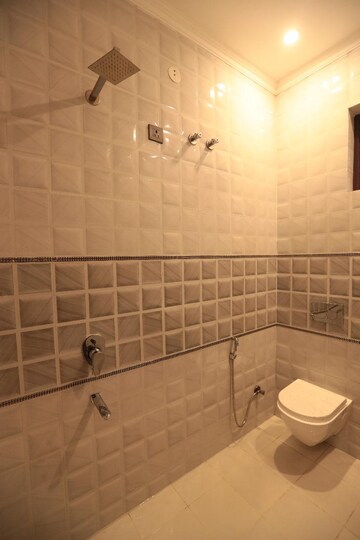 Bathroom in 5 BHK Independent House at Sushant Vyapaar Kendra, Sector 43 – for Rent