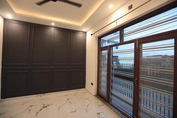 Room in 5 BHK Independent House at Sushant Vyapaar Kendra, Sector 43 – for Rent