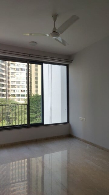 Room in 3 BHK Apartment at Oberoi Maxima, Andheri East – for Rent