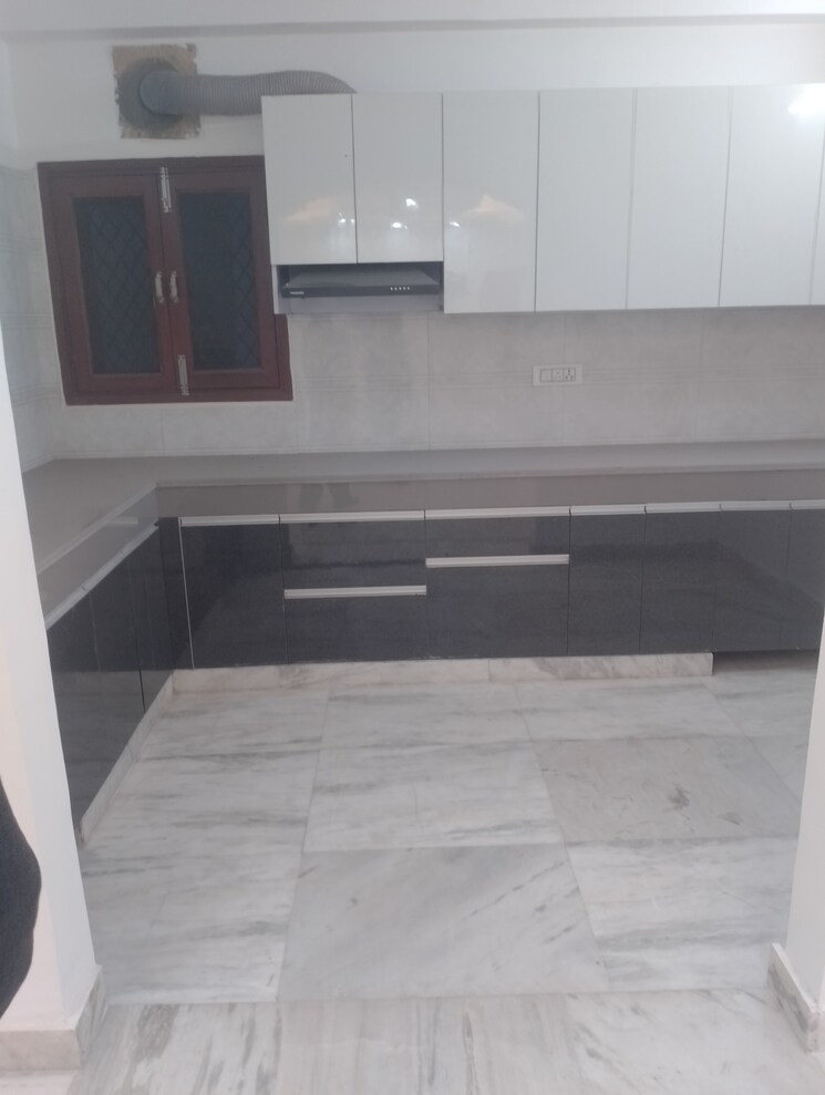 Kitchen, vishwakarma colony 3.5 Bedroom 130 Sq.Yd. Apartment In Vishwakarma Colony Delhi 8193312