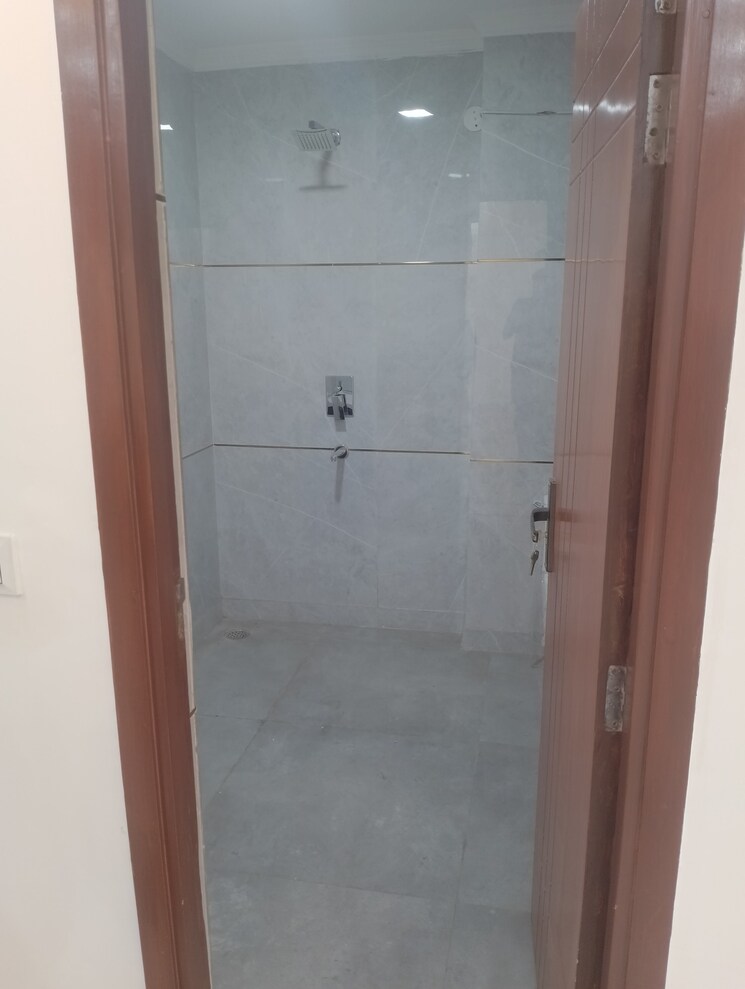 Bathroom, vishwakarma colony 3.5 Bedroom 130 Sq.Yd. Apartment In Vishwakarma Colony Delhi 8193312