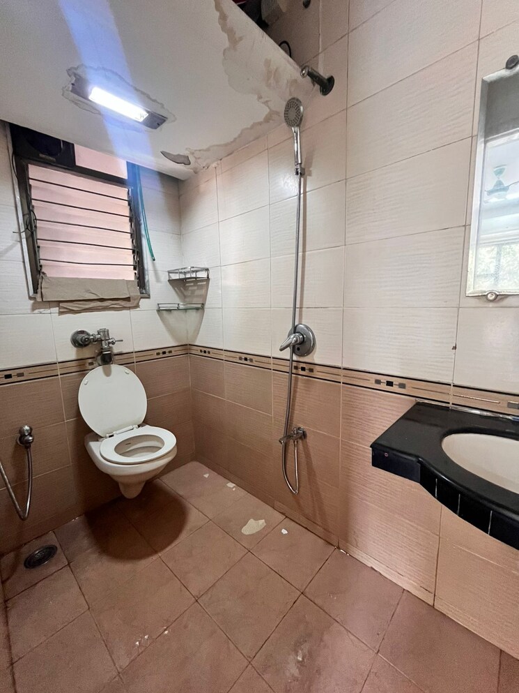Bathroom, juhu 2 Bedroom 900 Sq.Ft. Apartment In Juhu Mumbai 8193243
