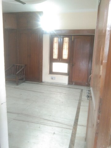 Room in 2.5 BHK Builder Floor at Sector 28 – for Rent