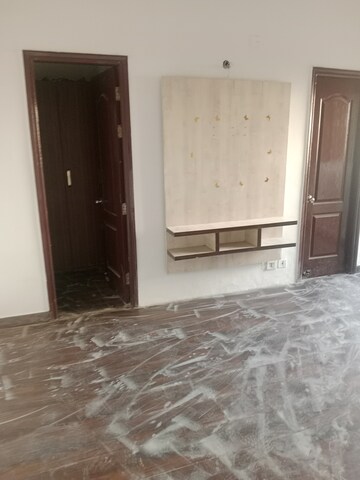 Room in 3.5 BHK Apartment at Laxmi Nagar – for Rent