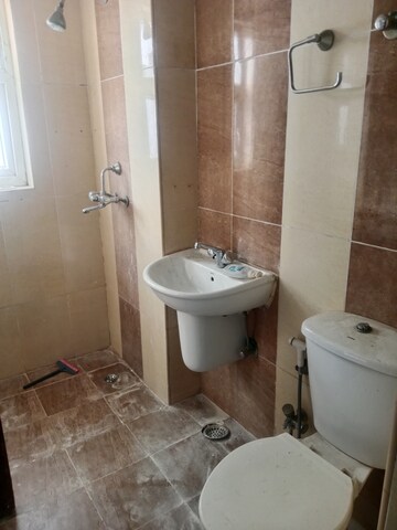 Attached Bathroom in 3.5 BHK Apartment at Laxmi Nagar – for Rent