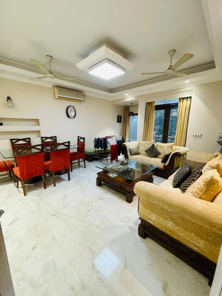 Living Room, chittaranjan park 3 Bedroom 233 Sq.Yd. Builder Floor In Chittaranjan Park Delhi 8193481