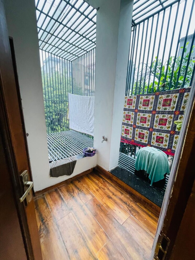 Bedroom, chittaranjan park 3 Bedroom 233 Sq.Yd. Builder Floor In Chittaranjan Park Delhi 8193481