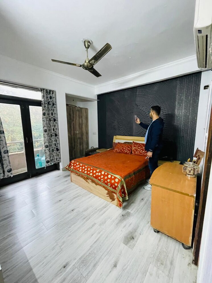 Bedroom, chittaranjan park 3 Bedroom 233 Sq.Yd. Builder Floor In Chittaranjan Park Delhi 8193481