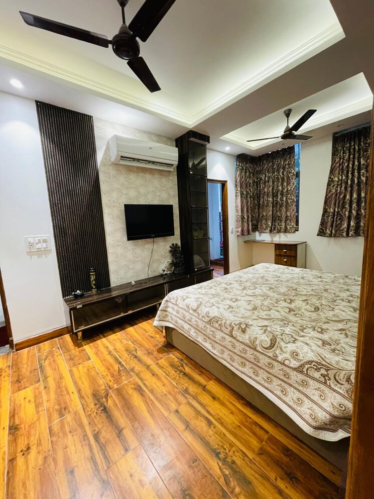 Bedroom, chittaranjan park 3 Bedroom 233 Sq.Yd. Builder Floor In Chittaranjan Park Delhi 8193481