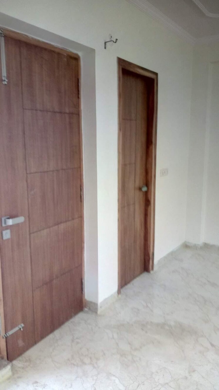 Room, sector 116 6+ Bedroom 162 Sq.Mt. Independent House In Sector 116 Noida 8193475