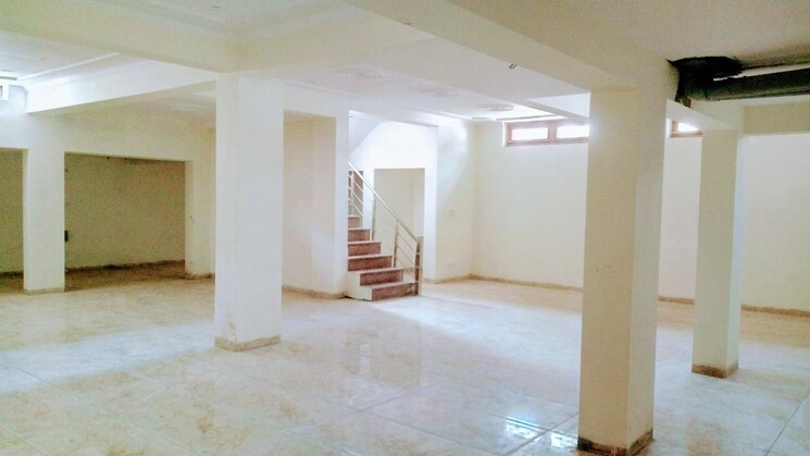 Room, sector 116 6+ Bedroom 162 Sq.Mt. Independent House In Sector 116 Noida 8193475