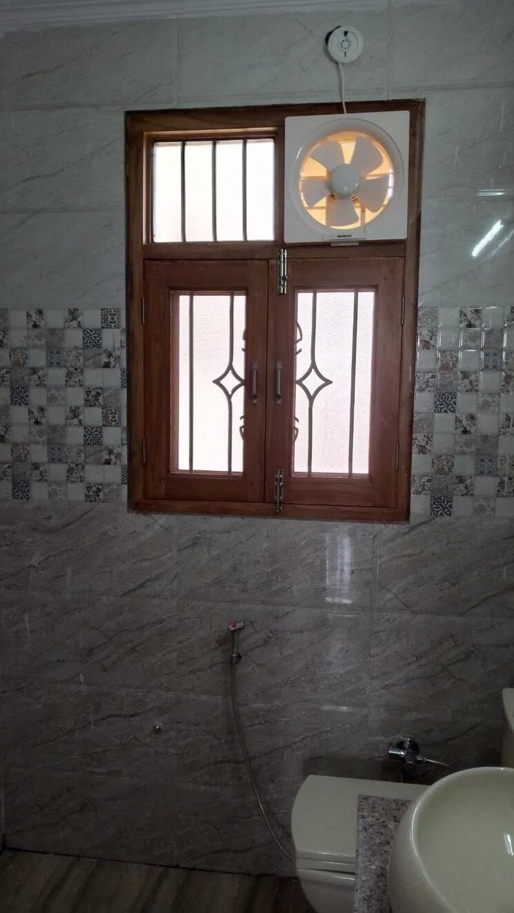 Room, sector 116 6+ Bedroom 162 Sq.Mt. Independent House In Sector 116 Noida 8193475