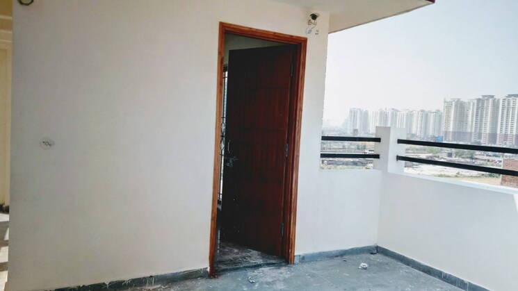 Room, sector 116 6+ Bedroom 162 Sq.Mt. Independent House In Sector 116 Noida 8193475