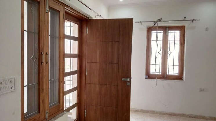 Room, sector 116 6+ Bedroom 162 Sq.Mt. Independent House In Sector 116 Noida 8193475