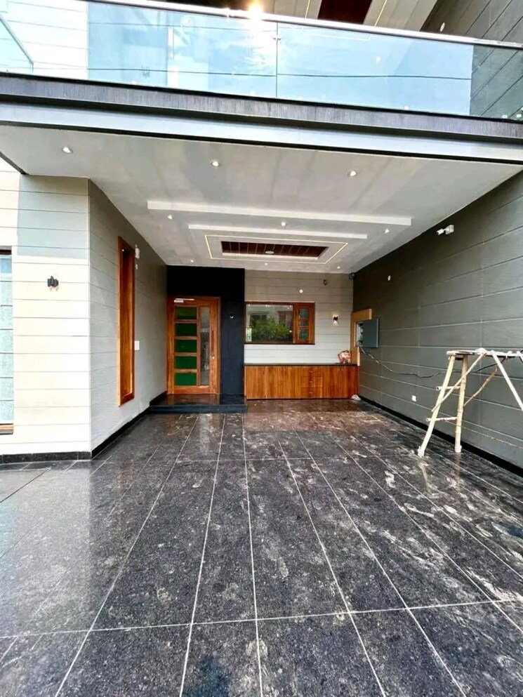  Parking, sector 125 5 Bedroom 200 Sq.Yd. Independent House In Sector 125 Mohali 8193522