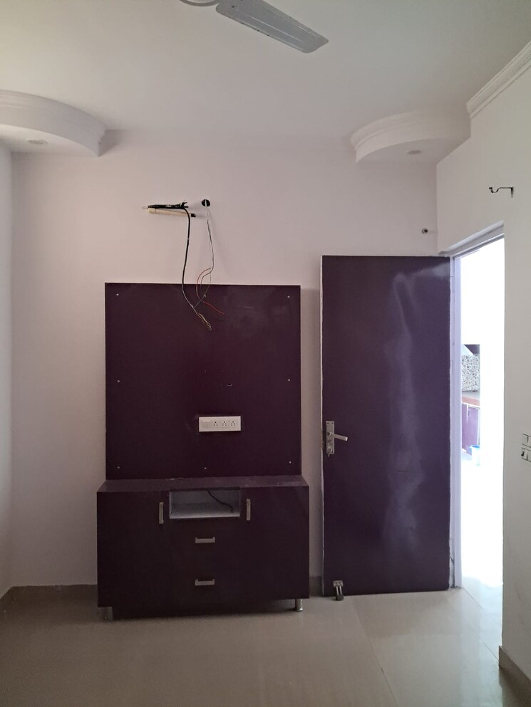 Room, pochanpur colony 2 Bedroom 80 Sq.Yd. Apartment In Pochanpur Colony Delhi 8193650