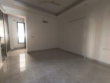 Room in 3 BHK Builder Floor at Sector 52 – for Rent