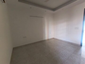 Room in 3 BHK Builder Floor at Sector 52 – for Rent
