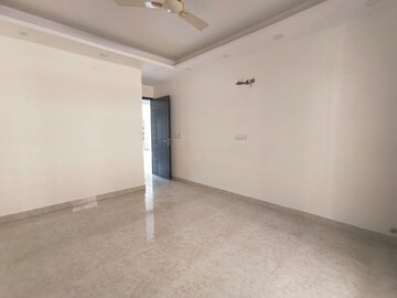 Room in 3 BHK Builder Floor at Sector 52 – for Rent