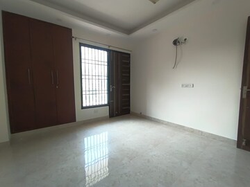 Room in 3 BHK Builder Floor at Sector 52 – for Rent