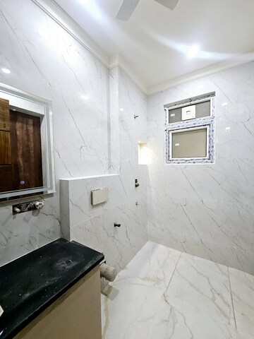 Building Lobby in 4 BHK Builder Floor at Omaxe Designer Villas Mayfield Garden, Sector 51 – for Sale