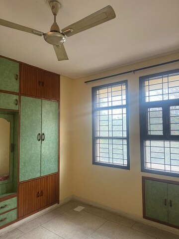 Room in 3 BHK Builder Floor at Unitech South City II, Sector 50 – for Rent