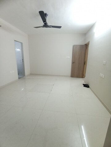 Room in 2 BHK Apartment at Sugee Atharva, Prabhadevi – for Rent