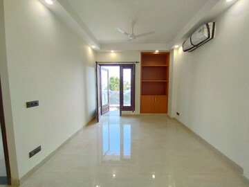 Room in 3 BHK Builder Floor at Navjeevan Vihar – for Rent