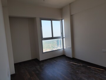 Room in 3 BHK Apartment at Piramal Vaikunth, Balkum Pada – for Rent