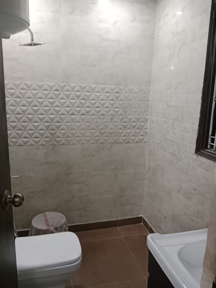 Bathroom, kailash colony 2 Bedroom 150 Sq.Yd. Builder Floor In Kailash Colony Delhi 8194329