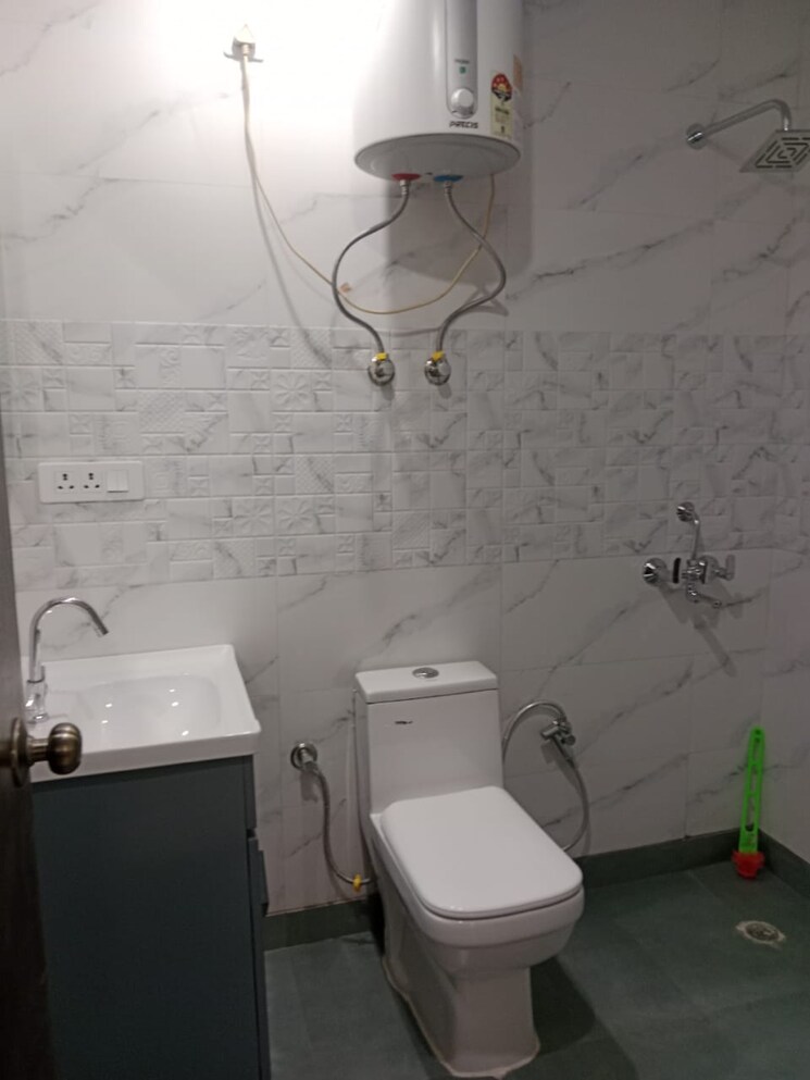Bathroom, kailash colony 2 Bedroom 150 Sq.Yd. Builder Floor In Kailash Colony Delhi 8194329