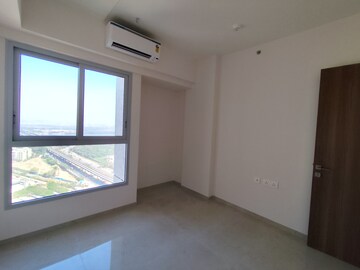 Room in 2 BHK Apartment at Piramal Vaikunth, Balkum Pada – for Rent
