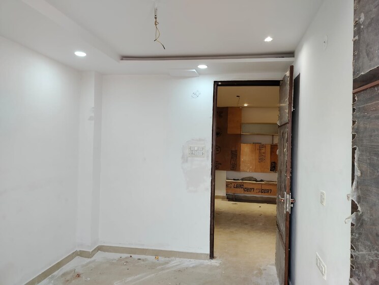 Room, krishna nagar 2.5 Bedroom 100 Sq.Ft. Builder Floor In Krishna Nagar Delhi 8194326
