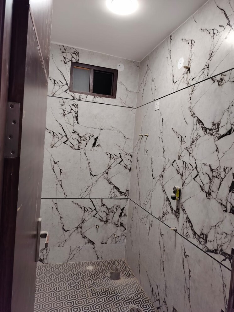 Bathroom, krishna nagar 2.5 Bedroom 100 Sq.Ft. Builder Floor In Krishna Nagar Delhi 8194326