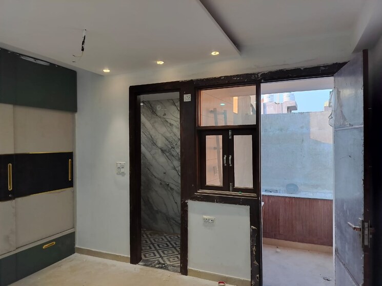Room, krishna nagar 2.5 Bedroom 100 Sq.Ft. Builder Floor In Krishna Nagar Delhi 8194326