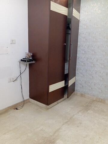 Furnished Amenities in 4 BHK Builder Floor at Krishna Nagar – for Rent