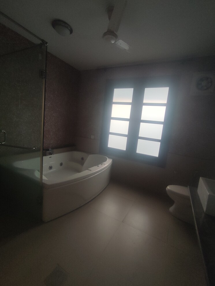 Bathroom, vipul-tatvam-villas 4 Bedroom 4750 Sq.Ft. Villa In Sector 48 Gurgaon 8194365