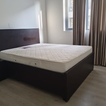 Room in 3.5 BHK Apartment at Ireo Skyon, Sector 60 – for Rent