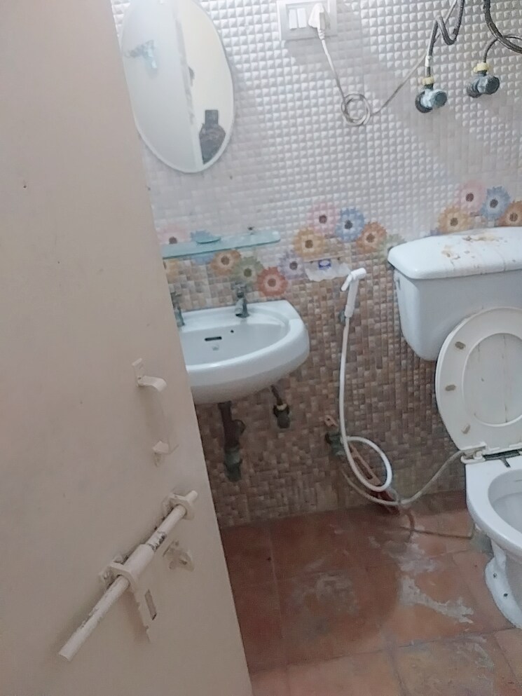 Bathroom, shipra-suncity 2 Bedroom 800 Sq.Ft. Apartment In Vaibhav Khand Ghaziabad 8194405