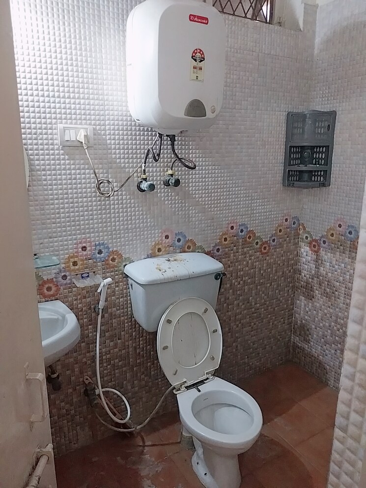 Bathroom, shipra-suncity 2 Bedroom 800 Sq.Ft. Apartment In Vaibhav Khand Ghaziabad 8194405