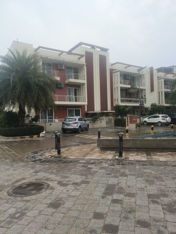 Parking in 3.5 BHK Apartment at Orchid Island, Sector 51 – for Rent