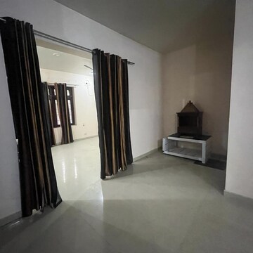 Room in 2 BHK Independent House at DLF Vibhuti Khand, Vibhuti Khand – for Rent
