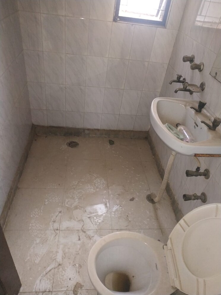Bathroom, jasola 2 Bedroom 1000 Sq.Ft. Apartment In Jasola Delhi 8194551