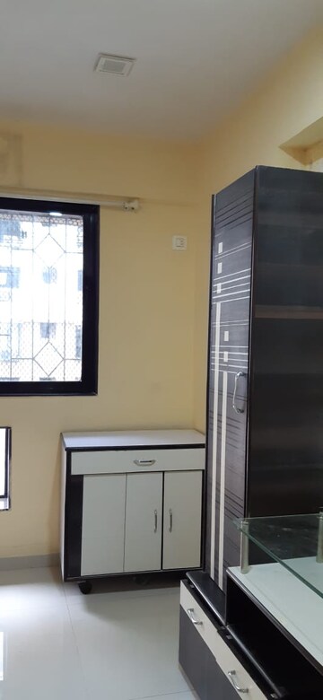 Room in 1 BHK Apartment at Mantri Park, Goregaon East – for Rent