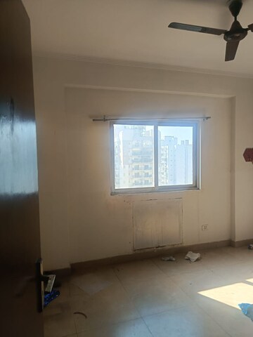 Room in 2 BHK Apartment at Amrapali Silicon City, Sector 76 – for Rent