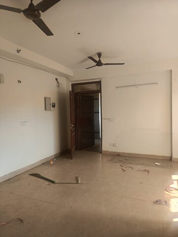 Room in 2 BHK Apartment at Amrapali Silicon City, Sector 76 – for Rent
